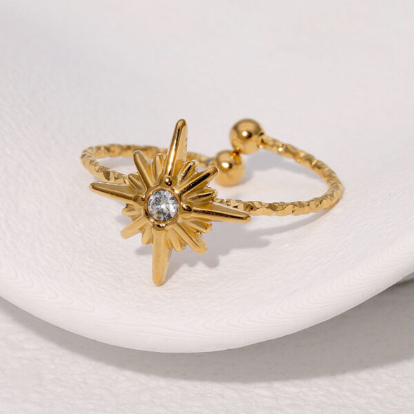 Μοντέρνο δαχτυλίδι από ανοξείδωτο ατσάλι με οκτάκτινο αστέρι και διαμάντια επιχρυσωμένο